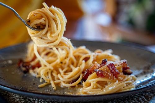 een bord pasta op een vork met spaghetti bij Marea Boutique Hotel in Jambiani