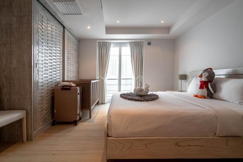 una camera da letto con un grande letto con orsacchiotti sopra di Kata sea View appartmens a Ban Kata