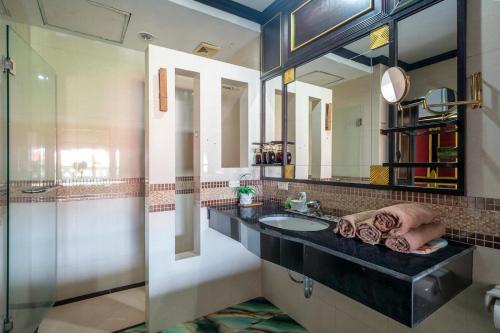 AoNang BeachFront 2BR Night market في شاطيء آونانغ: حمام مزود بحوض ومِرآة