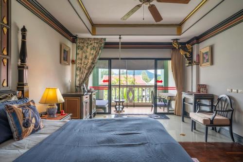 AoNang BeachFront 2BR Night market في شاطيء آونانغ: غرفة نوم مع سرير كبير وشرفة