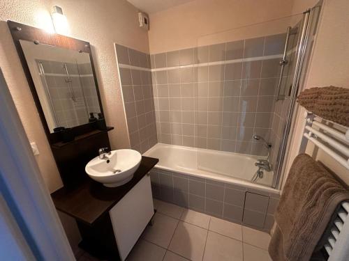 un bagno con lavandino, vasca e WC di Le Calarius - place parking gratuit a Chauray