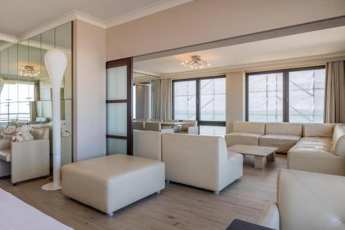 Istumisnurk majutusasutuses BEL AIR HOLIDAY - Luxury seaside apartment with panoramic view and jacuzzi T16