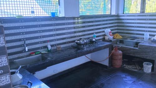 KorothSai home stay & service villa的厨房配有水槽和带水槽的台面