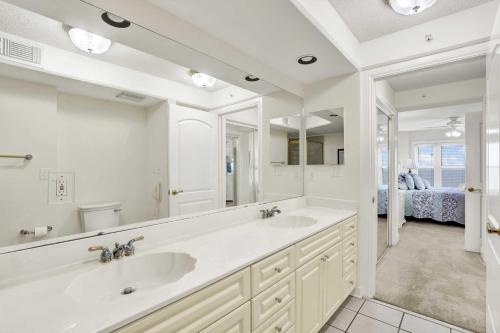 Ένα μπάνιο στο Sandpiper Condo