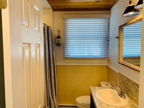 Koupelna v ubytování 542 Ocean Avenue