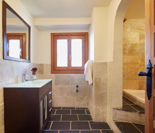 une salle de bain avec une douche, un lavabo et une baignoire dans l'établissement El Mirador de Jaca, à Araguás del Solano