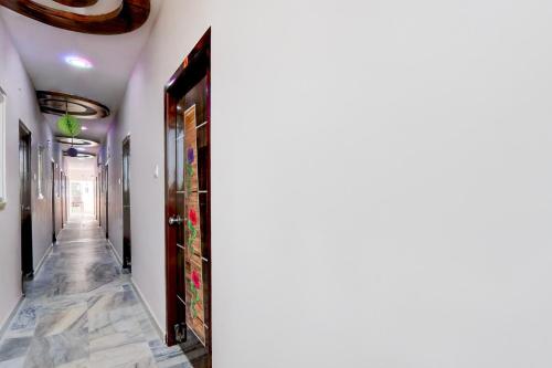 海得拉巴Hotel O Lavish Stay Inn的拥有白色墙壁和天花板的走廊
