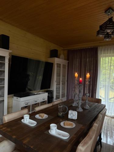 TV a/nebo společenská místnost v ubytování Шале Задільське