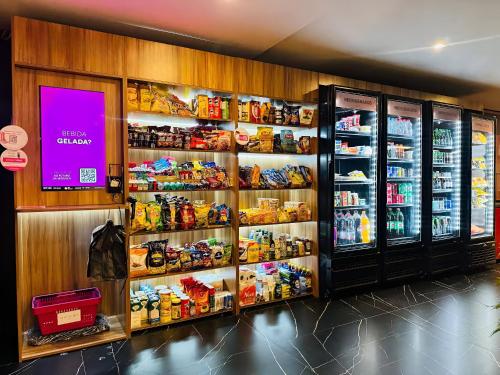 ein Laden voller Essen und Getränke in der Unterkunft 2Q moderno c/ Piscina e Academia in Insel Itaparica