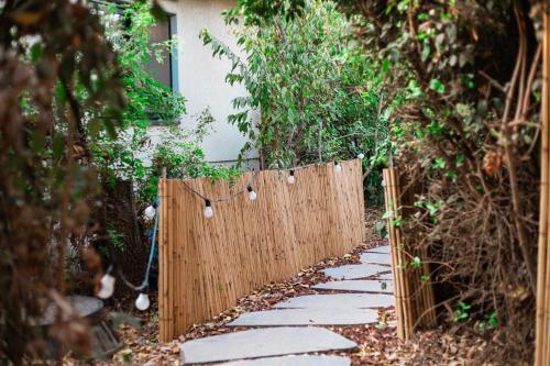 a wooden fence in front of a garden at צימר תומר דבורה-קצה ההר in Kerem Ben Zimra
