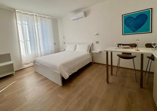 una camera da letto con un letto, una scrivania e un tavolo di Chorus Home a Bergamo