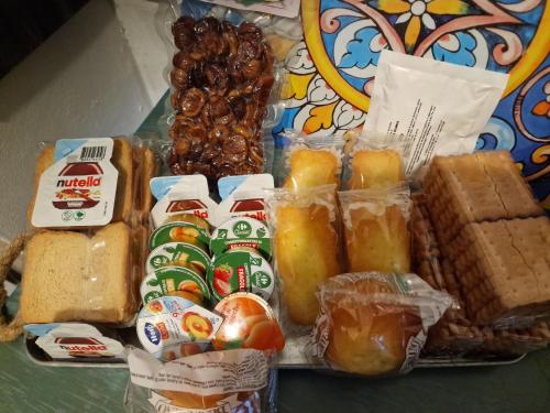Una bandeja de comida con pan y otros alimentos. en B&B La Riva del Po, en Turín