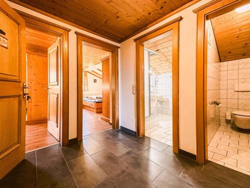 ein Badezimmer mit Dusche, Toilette und Waschbecken in der Unterkunft Unterdacheben in Dienten am Hochkönig