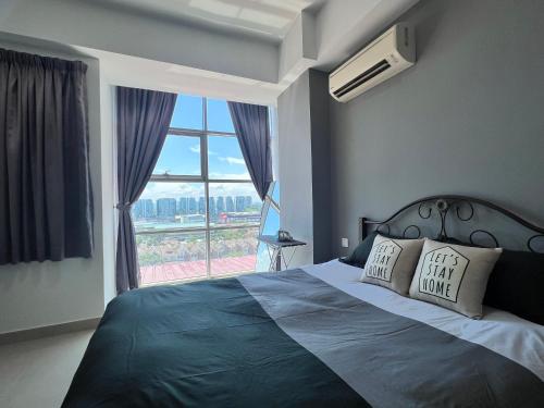 Ένα ή περισσότερα κρεβάτια σε δωμάτιο στο SS15 Courtyard Subang Jaya Sunway Designer Studio Suite Netflix WiFi