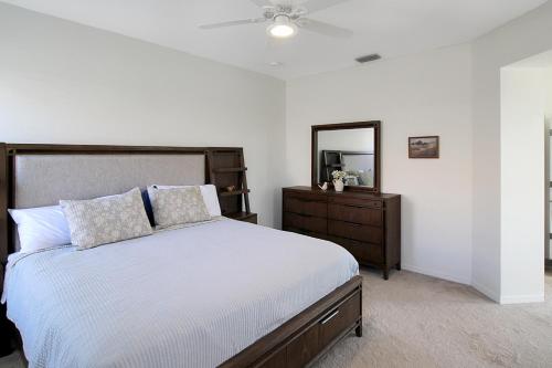 Кровать или кровати в номере Villa Milano Private Pool Home River Strand