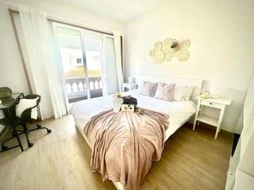 Un dormitorio con una cama grande y una ventana. en Suit Dreams Vilaflor by Deihu Experiences, en Vilaflor