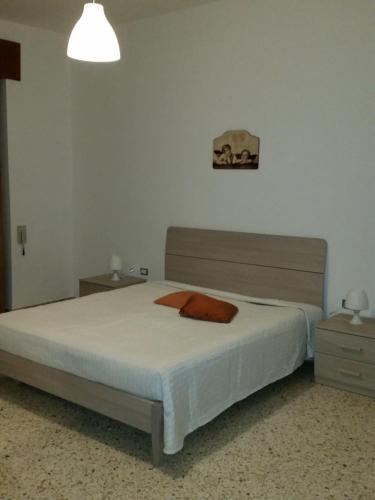 Un dormitorio con una cama con una manta marrón. en Senza Pensieri, en Galatone