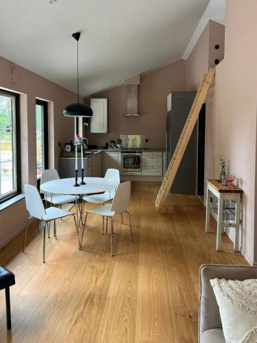 un salon avec une table et des chaises et une cuisine dans l'établissement Archipelago House With Terrace On Scenic Hill, à Åkersberga