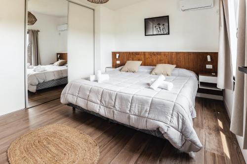 Colonia ChapadmalalDread Shack Nodo Norte 3 - Casa en Complejo Zona Santa Isabel, Chapa Para 4 PAX Con Parrilla - Hola Sur的带一张大床和一面镜子的卧室