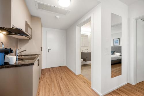 阿旺什Hine Adon Avenches - A2的带水槽的厨房和1间带床的房间