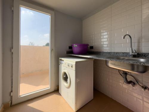 Η κουζίνα ή μικρή κουζίνα στο 2BR Townhouse 2 Bath TV Backyard - 129