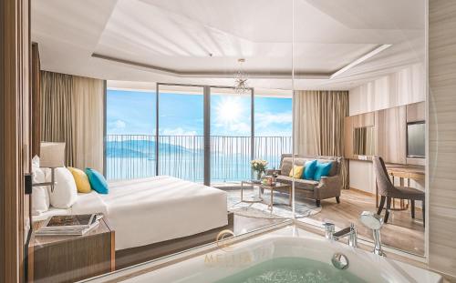 una habitación de hotel con una cama y una bañera en MELLIA OCEANUS NHA TRANG BAY Five-Star Suites, en Nha Trang