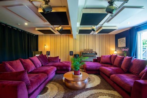 Posezení v ubytování Denmark House - 9 bed property with snooker room