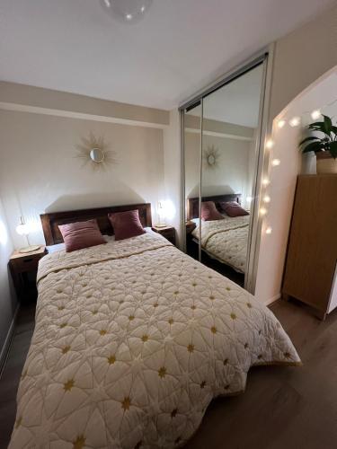 Una cama o camas en una habitación de The Astronomy Lodge by the Harry Potter Studios