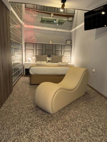 a bedroom with two beds in a room at Fonte Retreat Premium Suite in Sandim
