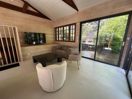 Una televisión o centro de entretenimiento en Le Refuge du Pyla