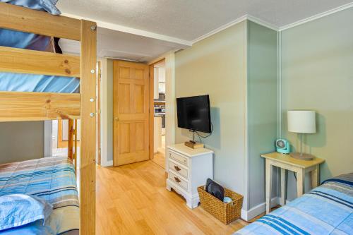 Postel nebo postele na pokoji v ubytování Ludlow Ski Cabin 2 Mi to Ski Parking