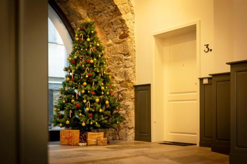 a christmas tree in a room with a door at homie stay Dominikus in Würzburg
