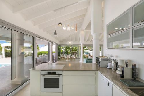 Una cocina o cocineta en La Perla Bianca - 1 BR Beachfront Luxury Villa offering utmost privacy