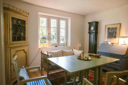 BargumFlat In Historic Guesthouse In Bargum的客厅配有桌子和时钟