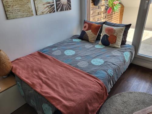 Ένα ή περισσότερα κρεβάτια σε δωμάτιο στο Beautiful Studio at Geneva airport Ferney Voltaire