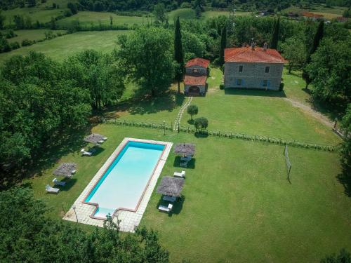 una vista aérea de una casa con piscina en Belvedere - Falceto, Ambra, Toscana, en Ambra