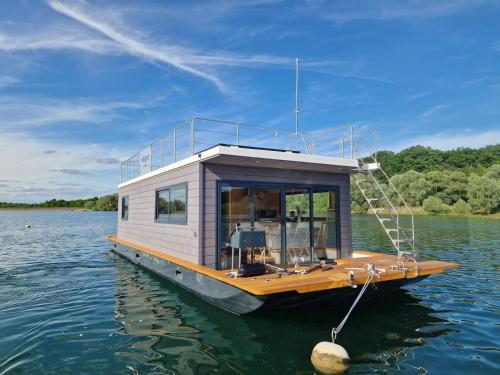 a small boat is docked on the water at Bateau Lac du Der - Nuisement - Navigation 