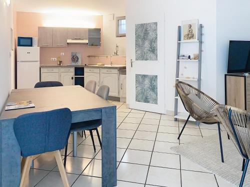 La BuisseL'îlot Cosy, 37m2, 1 terrasse, 1 chambre, 3 pers的房间里有一张桌子和几把椅子的厨房