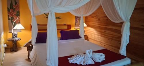 Ένα ή περισσότερα κρεβάτια σε δωμάτιο στο Bungalow atypique Ti Bambou à 500m de la plage