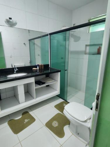 a bathroom with a toilet and a sink and a shower at Casa espaçosa e completa para grupos em Salinas in Salinópolis
