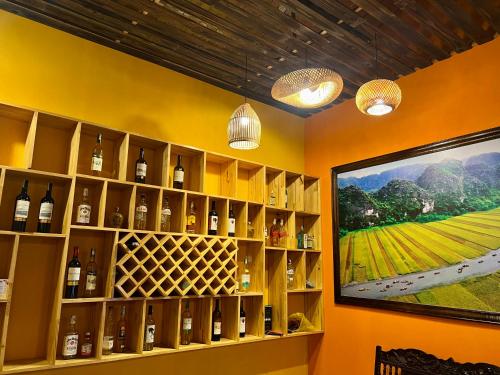 una habitación con un montón de botellas de vino en Peaceful Garden Tam Cốc, en Văn Lâm
