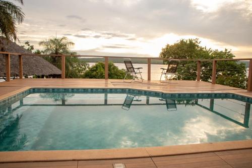 una piscina con terrazza e sedie di Chácara Sabiá a Palmas