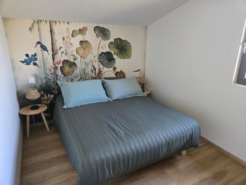 L'entremonts في Steenvoorde: غرفة نوم بسرير مع جدار ازهار