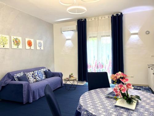 a living room with a purple couch and a table at Stefy's House in Scalea