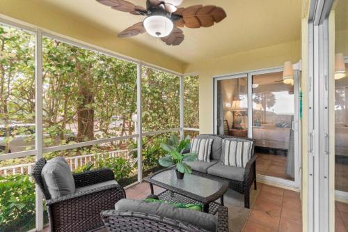 un portico coperto con sedie e ventilatore a soffitto di Beach Castle Resort #9 a Longboat Key