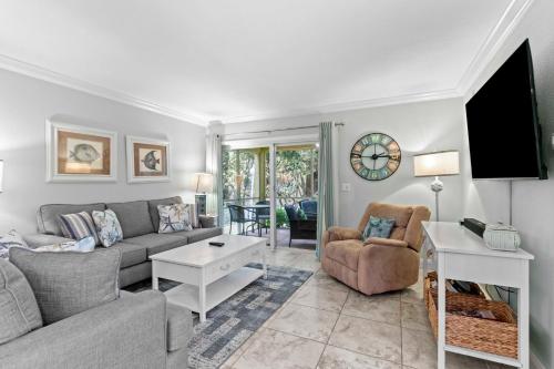 un soggiorno con un divano e una TV di Beach Castle Resort #9 a Longboat Key