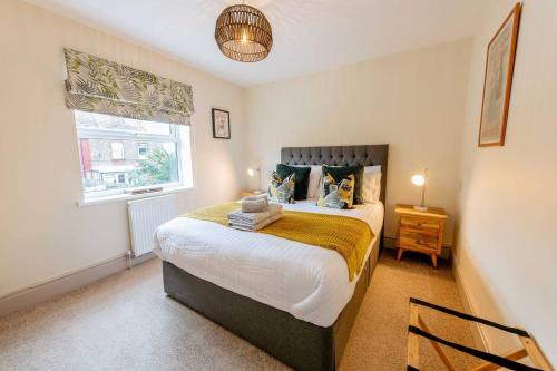 a bedroom with a large bed in a room at Sandy Bay - Mins To Margate Main Sands in Margate
