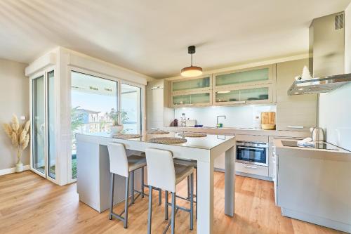 Кухня или мини-кухня в Astrolabe - 2 bedrooms - Cozy and new - Balcony
