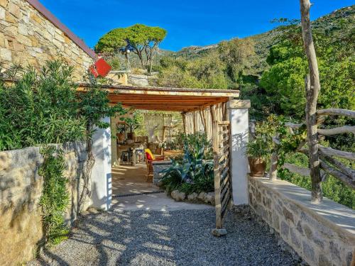 Nespecifikovaný výhled na hory nebo výhled na hory při pohledu z prázdninového domu