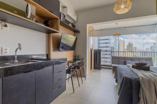 Køkken eller tekøkken på Praticidade e conforto, ao lado do Hosp Oswaldo Cruz.